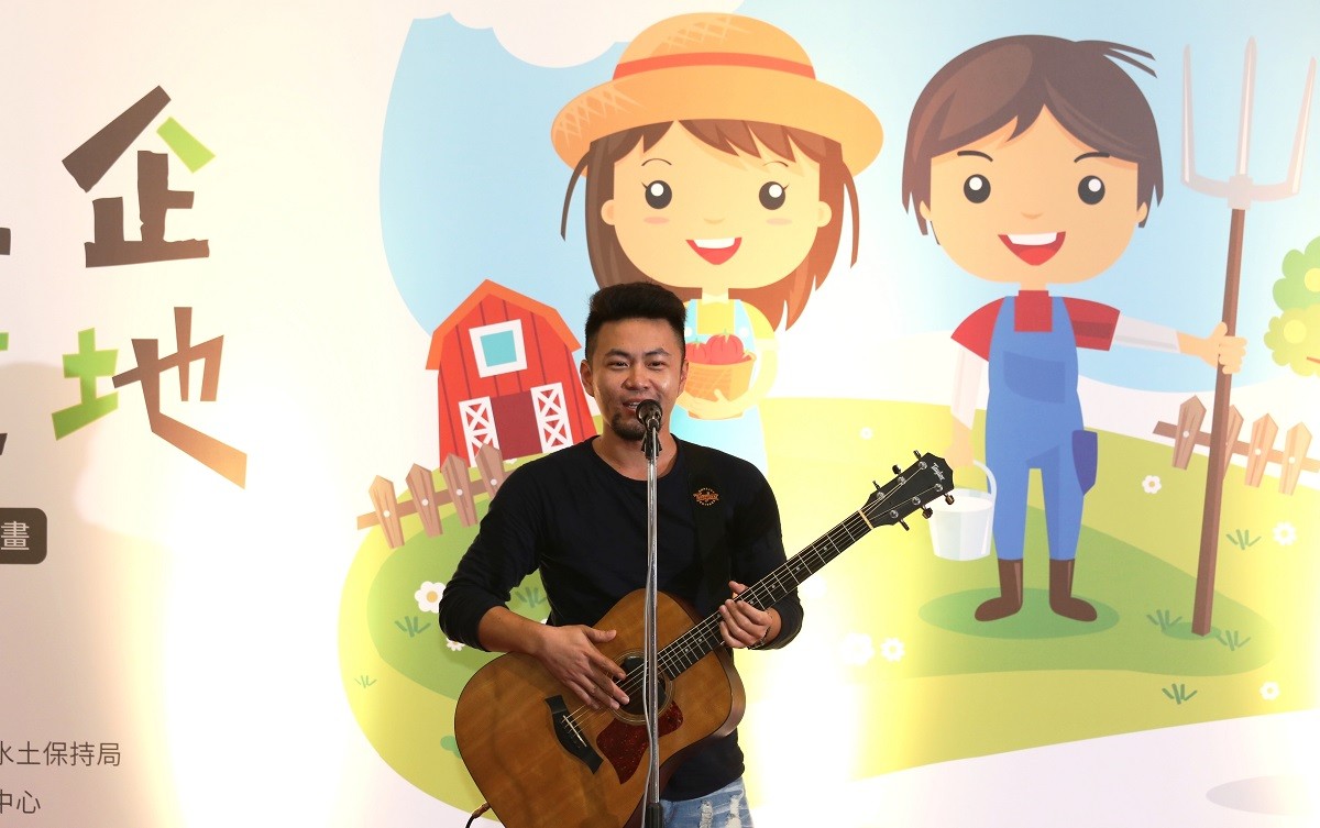 優雅農夫劉主揚(田園野趣有限公司)帶來開場表演_阿伯哩賀
