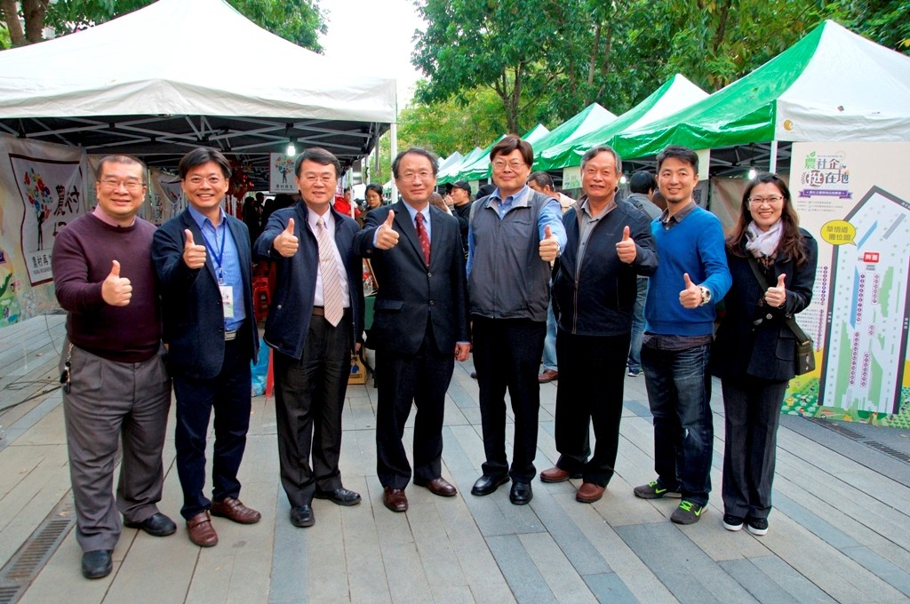 創意美學有限公司徐進發老師（左1起）、農委會水保局科長陳明賢、農委會水保局局長李鎮洋、農委會副主委黃金城、中衛中心總經理朱興華、農委會水保局副局長林長立、中衛中心前瞻服務部副總經理詹偉正、農委會水保局副組長祝瑞敏活動合影