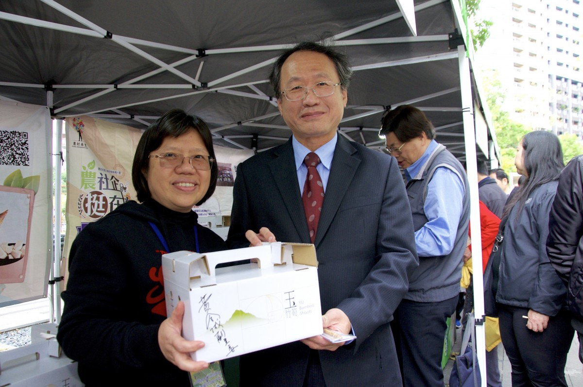 有限責任新北市五股區御承農產生產合社代表業者-劉玉媛與黃副主委，介紹來自新北市五股區優質綠竹筍