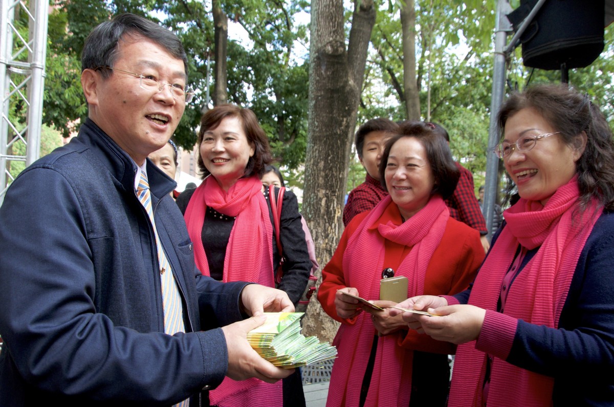 李鎮洋局長發放活動一元復始萬象更新祈福小卡，民眾踴躍索取