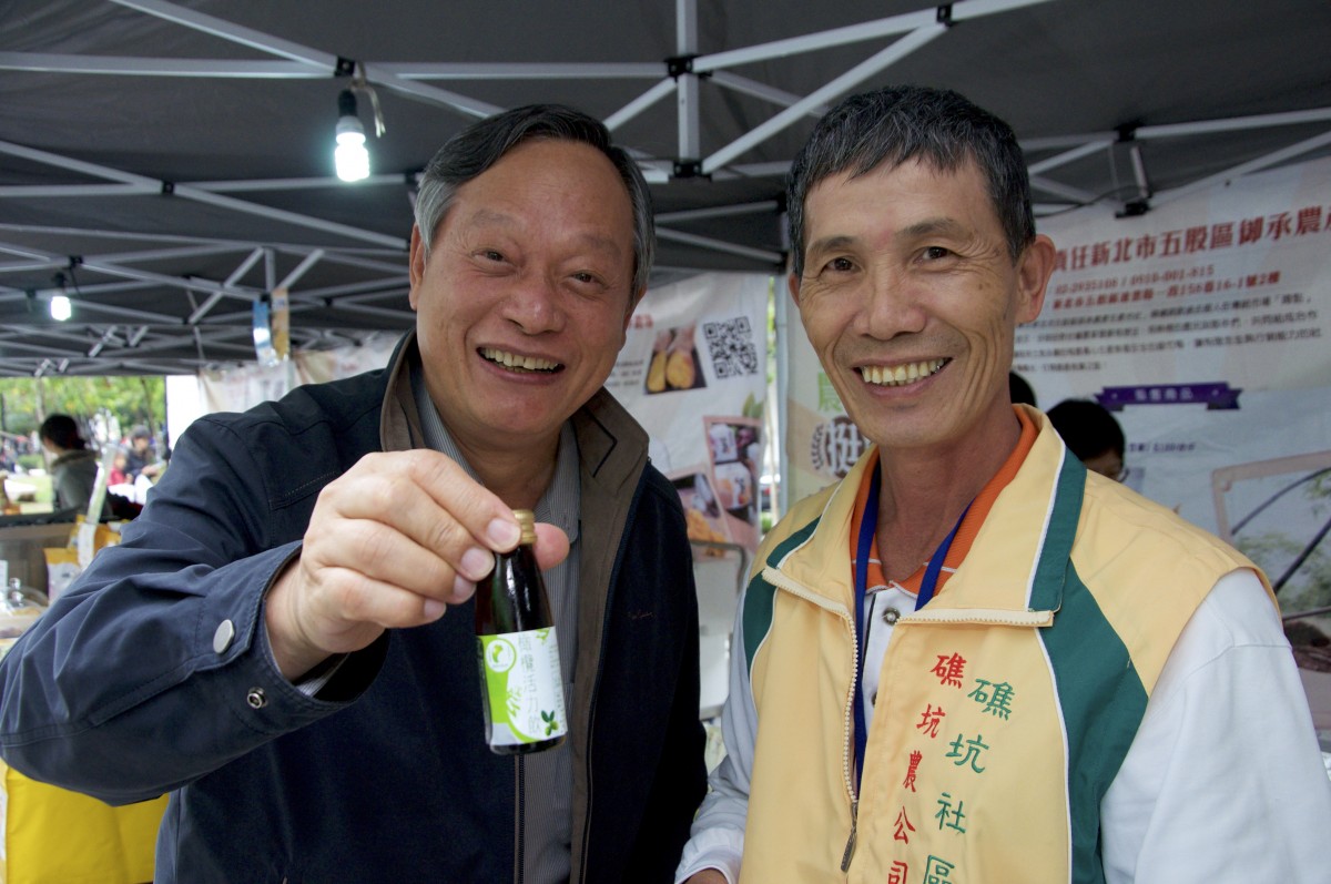 礁坑農有限公司業者代表林清隆與農委會水保局副局長林長立合影