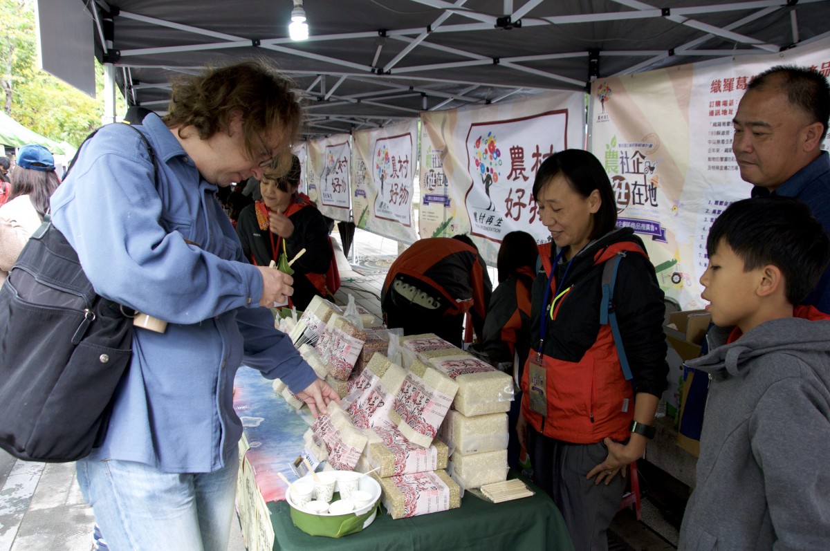 臺灣在地優良農產吸引國外遊客購買