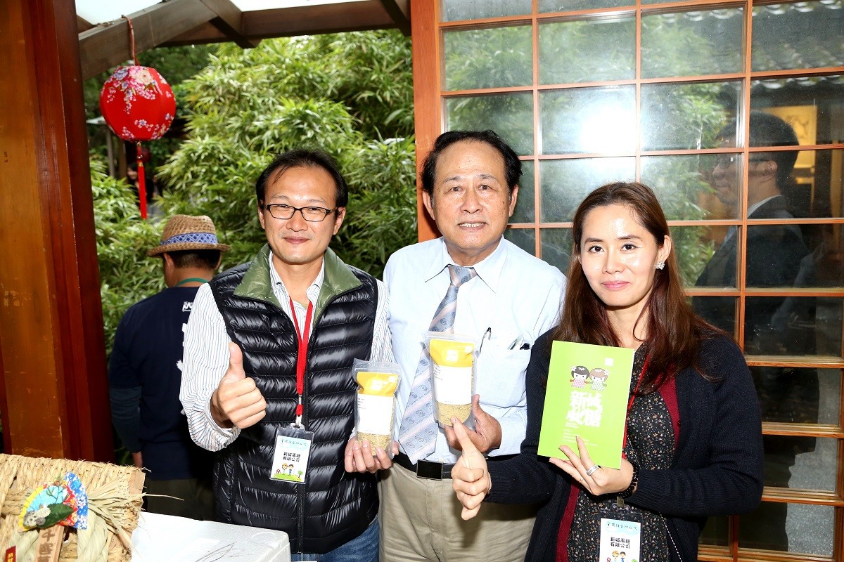 農委會曹主委與悠活在地特色代表業者新城風糖有限公司王翎鳳(右一)李榮峰(左一)合影