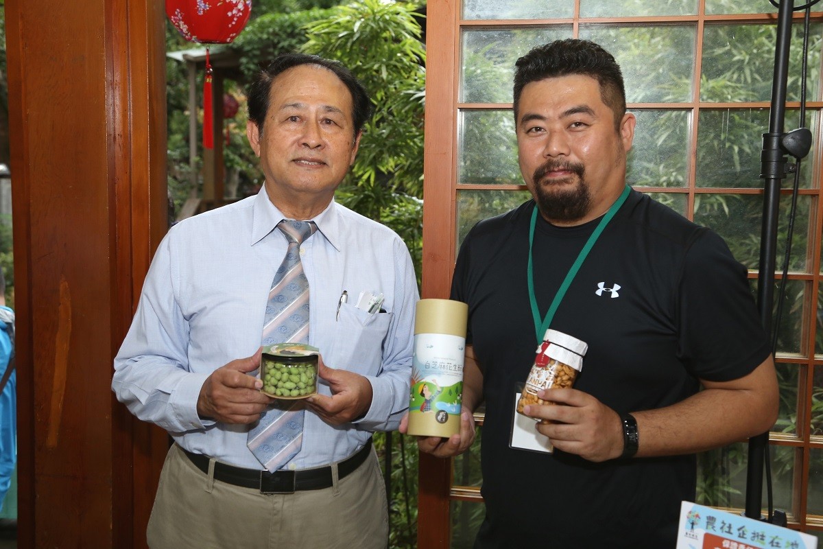 農委會曹主委與青年返鄉從農代表業者余兆豐(保證責任嘉義縣東石鄉雜糧生產合作社)合影