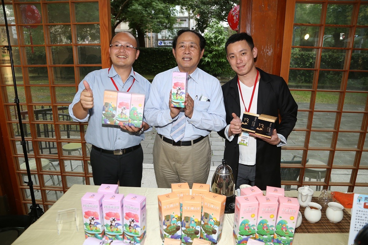 農業社企標竿代表業者陳泰儒(保證責任南投縣魚池鄉紅茶生產合作社)與農委會曹主委合影