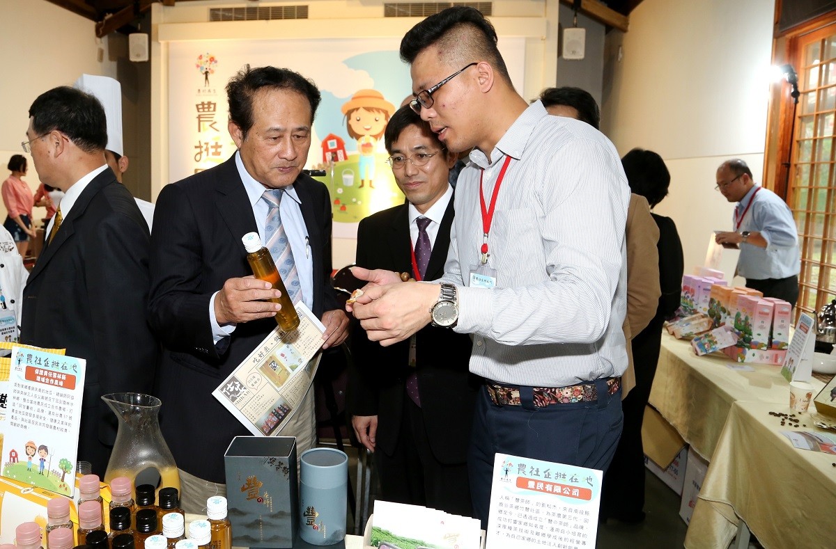青年返鄉從農代表業者劉松杰(豐民有限公司)向曹主委說明產品特色