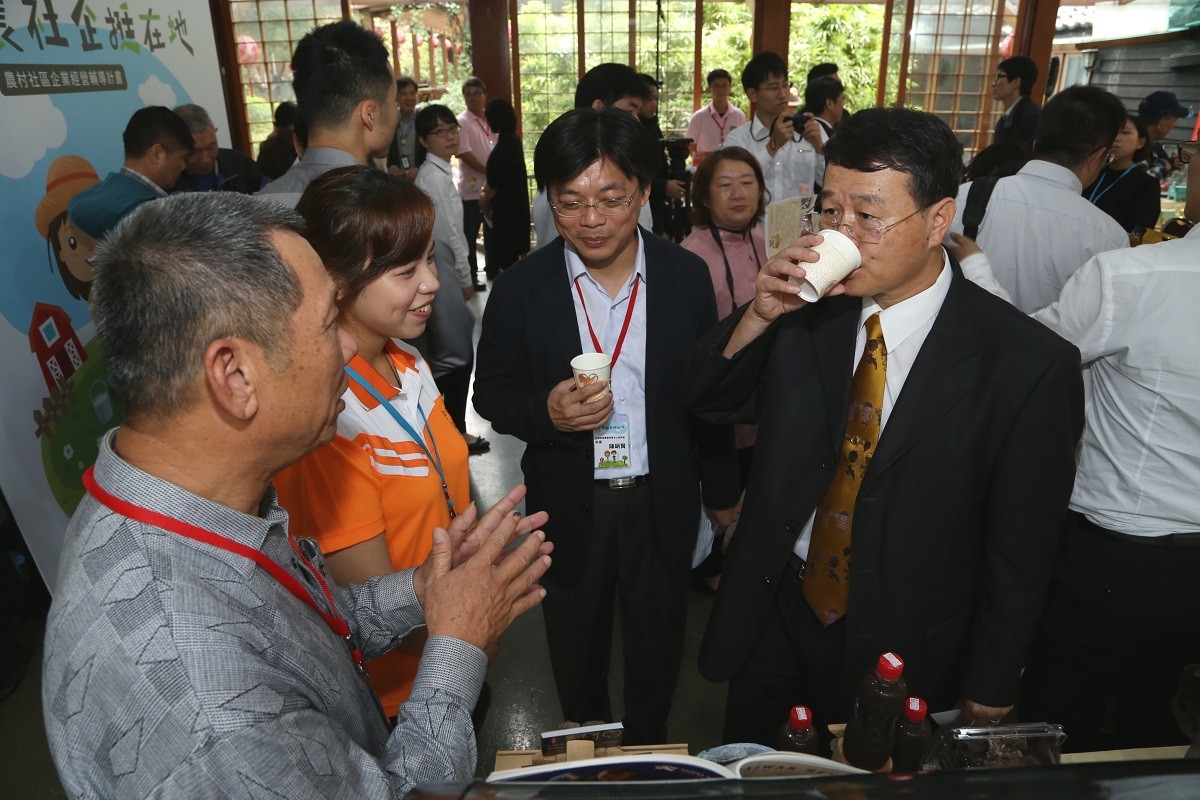 青年返鄉從農代表業者徐韋婷(添丁養生黑木耳)介紹有機黑木耳商品